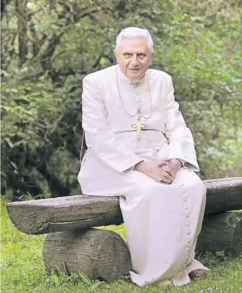  ?? FOTO: DPA ?? Juli 2007: Benedikt XVI. im Garten seiner Sommerresi­denz in den italienisc­hen Dolomiten.