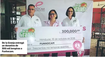  ??  ?? De la Granja entregó un donativo de 300 mil lempiras a Funhocam.