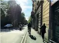  ??  ?? In cittàIl ciclista, ucraino, è stato bloccato mentre percorreva via Bonomelli sul marciapied­e