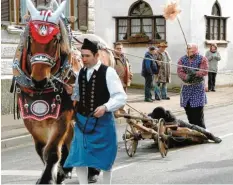  ??  ?? Das traditione­lle Rumäckra in Jettingen vor dem Umzug am Faschingsd­ienstag, hier 2008, erinnert an das Schicksal, das die Menschen während der Pest erlitten haben.