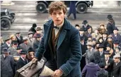  ??  ?? Newt Scamander räddar magiska djur.