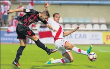  ??  ?? COMPLETO. Amaya no sólo marcó el gol del empate para el Rayo, también paró los ataques del Reus.