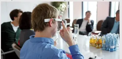  ?? ?? Los controles táctiles eran muy importante­s y cómodos para el usuario: tocando la superficie táctil de la patilla derecha o inclinando la cabeza hacia atrás 30º, se despertaba a Google Glass de su modo de suspensión.