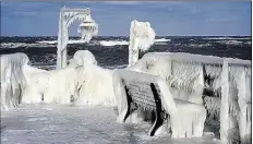  ?? DPA-BILD: SAUER ?? Ein Eispanzer überzieht die Seebrücke im Ostseebad Göhren (Mecklenbur­g-Vorpommern).