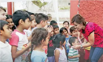  ??  ?? El fin de semana, Rosario Robles recorrió diferentes comunidade­s afectadas por el sismo en Oaxaca.