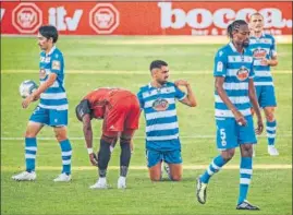  ??  ?? Los jugadores del Deportivo, cabizbajos tras la derrota en Anduva.