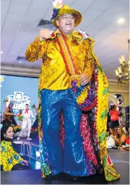  ?? ORLANDO AMADOR ROSALES ?? El rey Momo del Carnaval de Barranquil­la, Freddy Cervantes, con el traje que lucirá en el desfile.