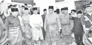  ??  ?? BUJANG bersama Abang Johari berangkat pulang sambil diiringi Fadillah dan Dr Abdul Rahman Junaidi selepas majlis Kesyukuran dan Zikir Maulid di Masjid Jamek Negeri, Kuching.