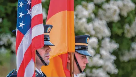  ?? Foto: Jens Büttner, dpa ?? Die Flaggen der USA und Deutschlan­ds einträchti­g nebeneinan­der. Doch vor dem Nato Gipfel in Brüssel scheinen die Übereinsti­mmungen der bis vor wenigen Jahren engen Partner immer weiter zu schrumpfen.
