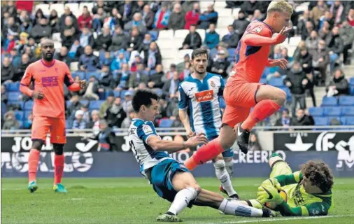  ??  ?? LÍDER. Ochoa ataja el balón ante Hernán Pérez en el Espanyol - Granada de la primera vuelta.