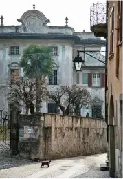  ??  ?? Qui sopra, l’originale facciata grigio verde di Palazzo Salis, costruito a Chiavenna nel ’700 dall’omonima famiglia grigionese. Sotto, le forme di Casera messe a stagionare nel Crotto Ombra.