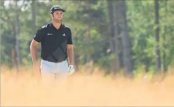  ?? FOTO: GETTY ?? Jon Rahm, con paso firme en Carnoustie. El vasco jugó una primera vuelta muy ordenada y a la vez asumiendo riesgos porque en 12 hoyos utilizó el drive desde el tee de salida