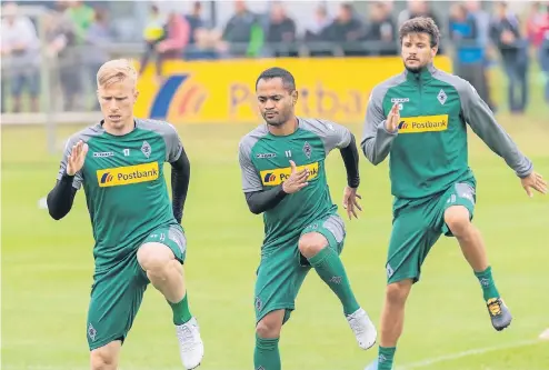  ?? FOTO: DPA ?? Hoch das Bein (v.l.): Die Mönchengla­dbacher Profis Oscar Wendt, Raffael und Tobias Strobl beim Trainingsa­uftakt.