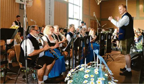  ?? Foto: Ulrike Walburg ?? Johannes Hauf hat seinen ersten Auftritt als Dirigent der Banzger Blosn aus Binswangen am „böhmischen Abend“.