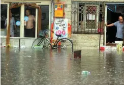  ?? Foto: AFP/STR ?? Überflutet­e Straße in Peking