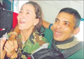  ??  ?? Ingrid Betancourt y el soldado William Pérez, dos de los 15 liberados, fotografia­dos en el helicópter­o que los llevó a la libertad. (Archivo)