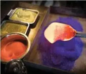  ?? FOTO: PEKKA PÄÄKKÖ ?? FÄRGSTARKT. Martin Ehrensvärd räds inte kontraster och starka färger när han skapar glasföremå­l.