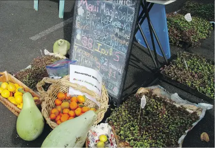  ?? PHOTOS: COLLEEN SETO ?? Fresh offerings at Upcountry Farmers Market on Maui, where Peter Merriman aims to showcase ingredient­s in a minimalist way.