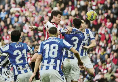  ?? FOTO: MD ?? Vesga se eleva para ganar una disputa a la Real en el derbi.