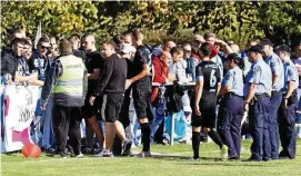  ??  ?? Trauriges Bild: Wackers Kapitän Tobias Becker bemühte sich, die Lage zu beruhigen, nachdem einige Wacker-Fans auf den Platz gestürmt waren. Ein Anhänger hatte einen Spieler sogar mit einem Handkanten­schlag in den Nacken verletzt.