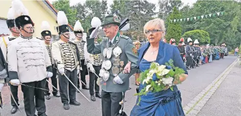  ?? RP-FOTO: KNAPPE ?? Den König der St.-Josefs- und St.-Gereon-Schützenbr­uderschaft, Hans-Günther Luhnen, begleitete Königin Marion standesgem­äß im royalblaue­n Kleid.