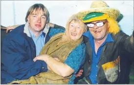  ?? ?? Tom O’Flynn (left) meets Miley and Mollie, two culchies at the Festival of the Galtees, in Mitchelsto­wn in 2002.