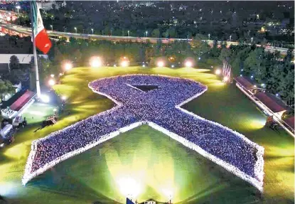  ??  ?? La figura también se iluminó de blanco en homenaje a la solidarida­d de los mexicanos tras los sismos.