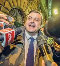  ??  ?? Carlo Calenda Il ministro, 44 anni, parla coi cronisti dopo la direzione