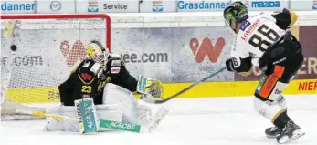  ?? FOTO: OLIVER RABUSER ?? Im Penaltysch­ießen überwand Towerstars-Stürmer Andreas Driendl Torhüter Sinisa Martinovic gleich zweimal.