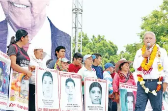  ??  ?? Andrés Manuel López Obrador realizó un mitin en Iguala, en donde prometió a los padres de los 43 normalista­s desapareci­dos de Ayotzinapa que de llegar a ser Presidente creará una comisión de la justicia para el caso.