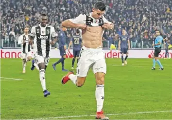  ?? AP ?? Sein Tor reichte Juventus nicht zum Sieg: Cristiano Ronaldo zeigt, was er unter dem Trikot hat.