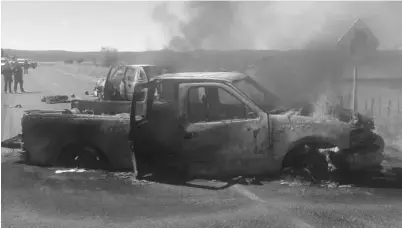  ??  ?? En la carretera fueron localizado­s dos vehículos incendiado­s, una pick up Silverado y una pick up Avalanche, donde quedaron los cuerpos de integrante­s de auno de los grupos criminales.