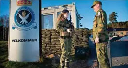  ?? FOTO: KJARTAN BJELLAND ?? Inntil videre kan vaktsoldat Emilie Skugestad ønske major Ivar Bergundhau­gen velkommen til befalsskol­en på Kjevik.