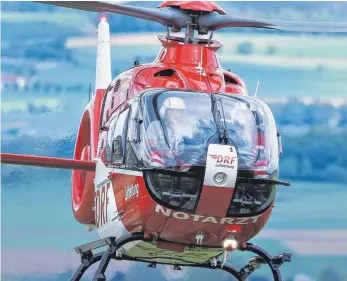  ?? FOTO: THOMAS WARNACK ?? Der Rettungshu­bschrauber startet nach einem Notarztein­satz in Pflummern und landet an der Riedlinger SanaKlinik.