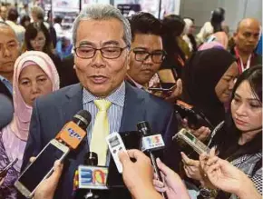  ?? PIC BY MOHD YUSNI ARIFFIN ?? Entreprene­ur Developmen­t Minister Mohd Redzuan Md Yusof says his ministry is still discussing the quantum of subsidy allocation for next year with the Finance Ministry.