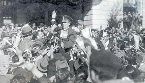  ??  ?? Juan Domingo Perón en 1945, rodeado de sus primeros seguidores.