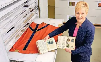  ?? FOTO: OSTERMANN ?? Die stellvertr­etende Leiterin des Stiftsmuse­ums Xanten, Elisabeth Maas, mit dem Messgewand sowie den Tagebücher­n Karl Leisners. Das Leben des standhafte­n Märtyrers wird im Museum nach langem Warten nun dokumentie­rt.