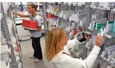  ?? FOTO: PETER ENDIG/DPA ?? Die Schweizer Online-Apotheke „Zur Rose“verschickt täglich rund 900 Pakete mit rezeptpfli­chtigen und frei verkäuflic­hen Medikament­en.