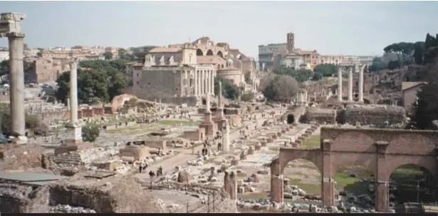  ??  ?? Las ruinas de lo que fue el centro de Roma, en la actualidad.