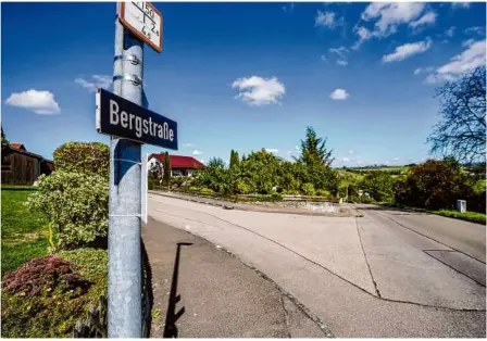  ?? Foto: Rudi Penk ?? Die Bergstraße in Hürben: Anwohner klagen über zu viel und zu schnellen Verkehr.