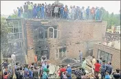  ?? WASEEM ANDRABI/HT ?? The villagers inspect house damaged during an encounter at Kundalan in Shopian district of south Kashmir.