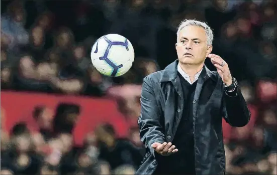  ?? ANDREW YATES / REUTERS ?? José Mourinho, durante uno de los lances del partido que el Manchester United perdió en casa por 0-3 ante el Tottenham de Pochettino