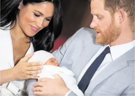  ?? GETTY ?? Voller Stolz präsentier­ten Herzogin Meghan und Prinz Harry gestern Nachmittag ihren neugeboren­en Sohn der Welt.