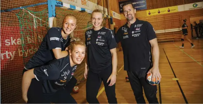  ?? FOTO: KRISTIN ELLEFSEN ?? Vipers trener vanligvis i Sukkevanns­hallen to ganger i uka. Her er Henny Reistad (t.v.), Hanna Yttereng, Silje Waade og Ole Gustav Gjekstad på trening tidligere i høst.