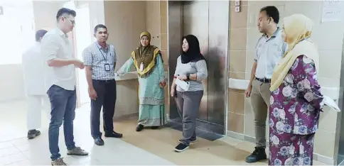  ??  ?? Dr Yii (left) gets feedback on the elevator issue during his visit at the SGH yesterday.