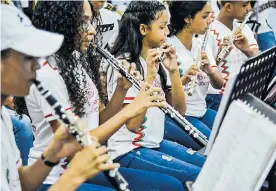  ??  ?? Flauta, piccolo, oboe, clarinete bajo y saxofón, son algunos de los instrument­os.