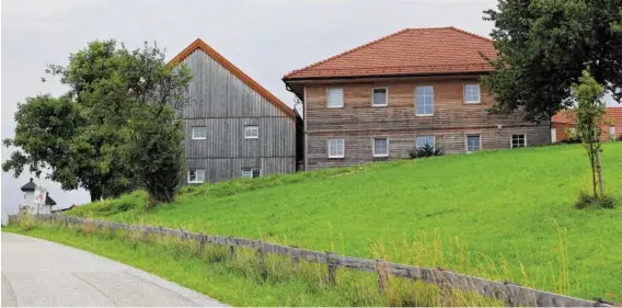  ?? BILD: SN/OTHMAR BEHR ?? Der Sportbauer­nhof in Waldzell hat den Stein ins Rollen gebracht. Die ASKÖ versucht seit Jahren, die Immobilie loszuwerde­n.