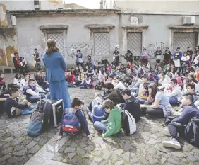  ??  ?? Nel ricordo di Peppino Impastato Un momento di “Canta e cammina”, nome ispirato al film“I cento passi”