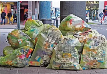  ?? FOTO: THOMAS REINHARDT ?? Gelbe Säcke: Sie werden oft einfach nicht abgeholt, Wind und Tiere reißen sie auf und verteilen den Müll auf den Straßen. Eine gelbe Tonne könnte da vielleicht Abhilfe schaffen. Aber wohin damit?