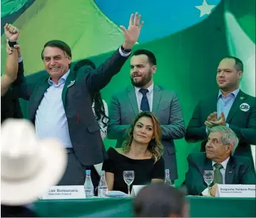  ??  ?? GANADOR. Jair Bolsonaro festejó el triunfo en la primera vuelta de las presidenci­ales brasileras con más del 46% de los votos.